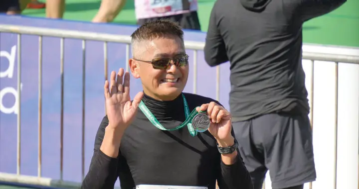 周润发750万卖出50平米房，山顶豪宅杂草丛生，叫价1.95亿卖不掉