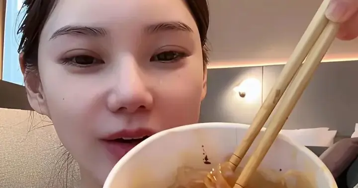 马筱梅真胆大，月子里吃麻六记，着急带货托举汪小菲，被赞是贤妻