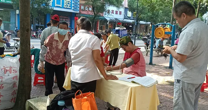 便民服务暖人心 志愿奉献显担当