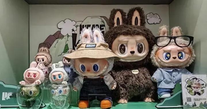 潮玩拍卖过百万！爱马仕当陪衬：情绪消费如何收割你的时代焦虑