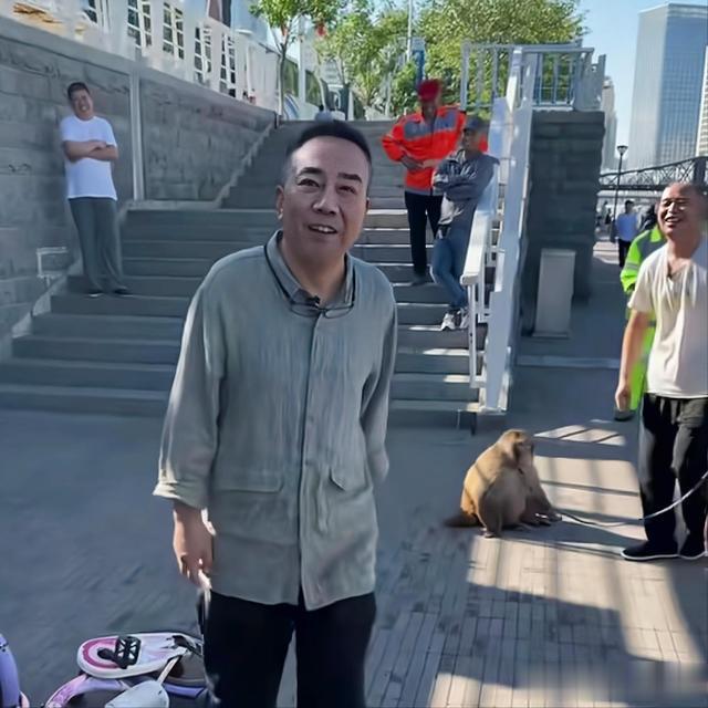 杨议拜师在节骨眼上，惨遭侯宝林弟子反对，又到海河耍猴故技重施