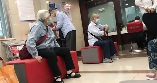 银行经理善意的提醒，65岁以上的老人，存款一定要牢记这三点