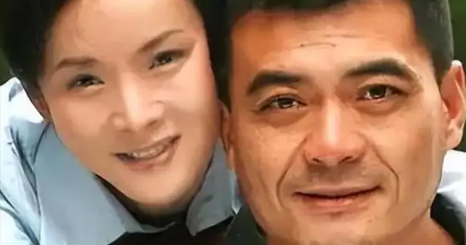 她是王新军前妻，前夫转身娶秦海璐，她独自养娃还成了军旅制片人