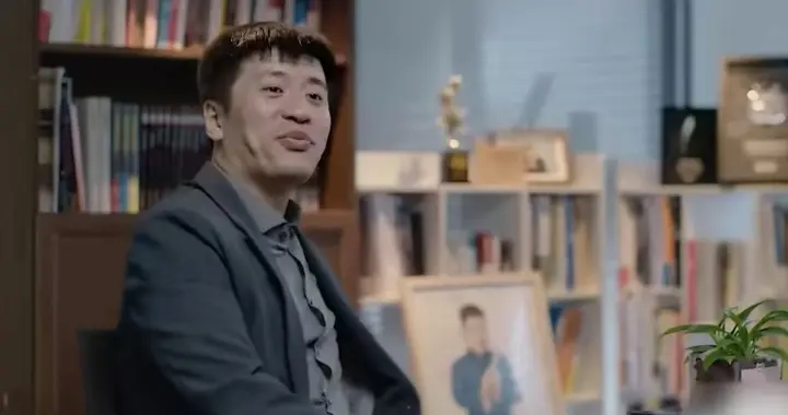 张雪峰去世，突然跑步跟张绍刚有关，女儿送他的生日礼物，很戳泪