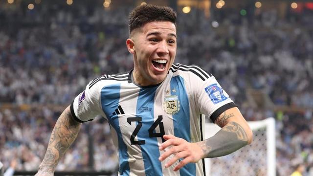 西甲二人转：切尔西中场恩佐·费尔南德斯在