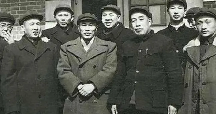 1977年邓华重返部队，叶帅问其要求，邓华请求：让我哥哥也归队吧