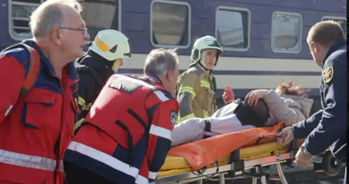 俄无人机袭击火车站台致14人死亡，欧盟震怒，基辅再遭导弹打击