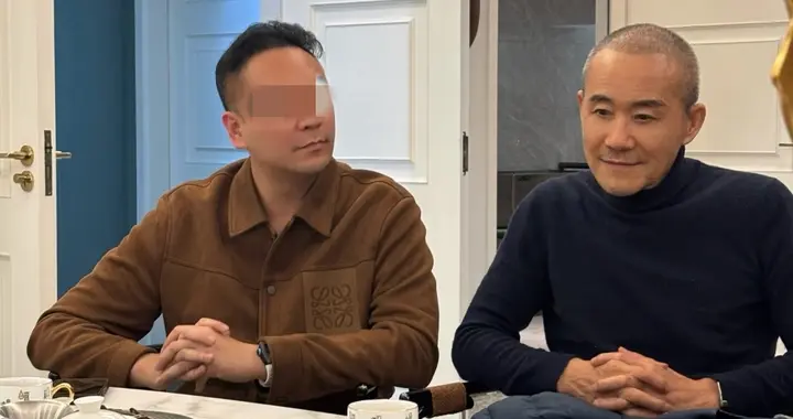 王石不再装了！丢弃假发套反更显年轻，现身香港聚会仍位居C位！