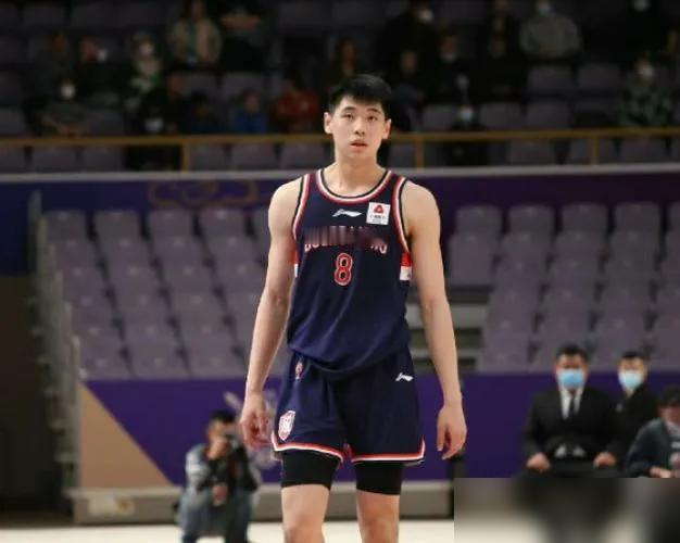 季后赛场均2.8分。 常规赛7.4分，命中率不到四成。 这是崔永熙...