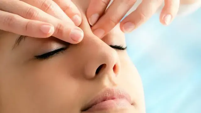 按摩拍打眼球原来这么危险！上海眼科医生提醒不要随便做这件事