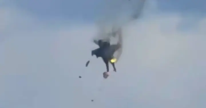 美海军两架EA-18G咆哮者相撞：绝版资产的警示与破局