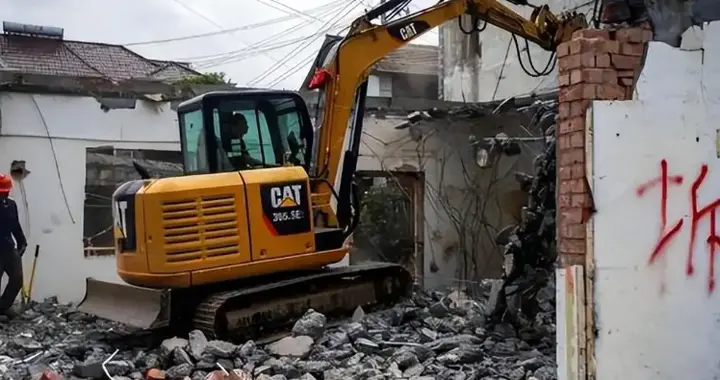 父母去世后二叔把我赶出家门，两年后老房拆迁，二叔立马接我回家