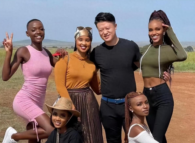 非洲土皇帝王垚：生活奢靡、妻妾成群，为啥却多次获官媒表扬？