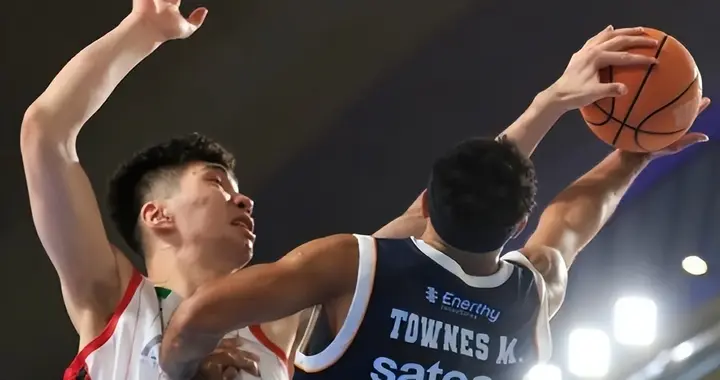 2米21高塔狂奔3万里！5趟飞机+自领护照，他才是男篮最硬核的爷们