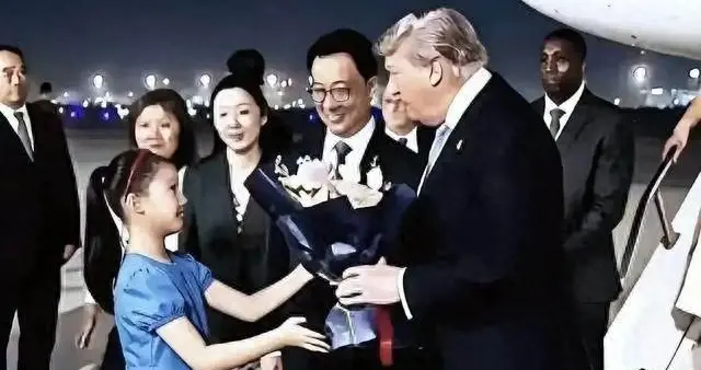 一夜火遍全球！这丫头到底开了啥外挂？全网急求真实身份！