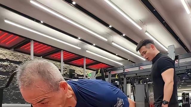 淋雨一直走：老王为了取悦45岁小娇妻，真