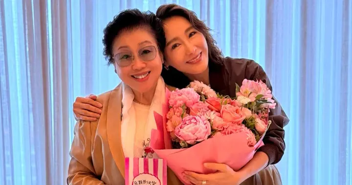 55岁黎姿在母亲节办家宴，残疾弟弟黎婴露面，姐弟相拥画面好温馨