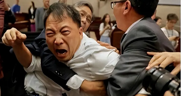 乱港头目出狱后，立马润英找主人领赏，结果被打成黑户无情抛弃