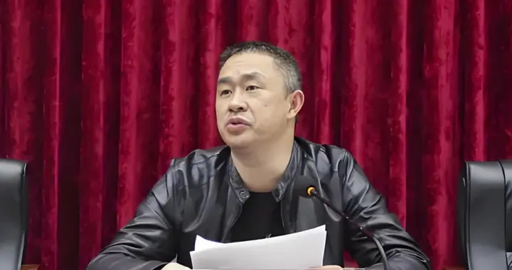 对云南盐津县教体局老肖的印象，经常去学校调研，说话喜欢扬手指