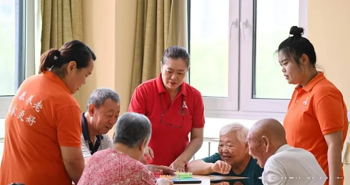 “新型养老”悄悄走红：不住养老院，不拖累子女，晚年体面又轻松