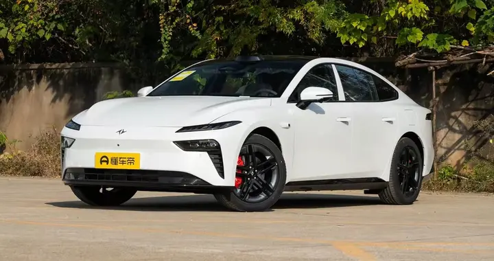 东风奕派eπ007+试驾: 14万买激光雷达四驱，港湾蓝好酷炫！