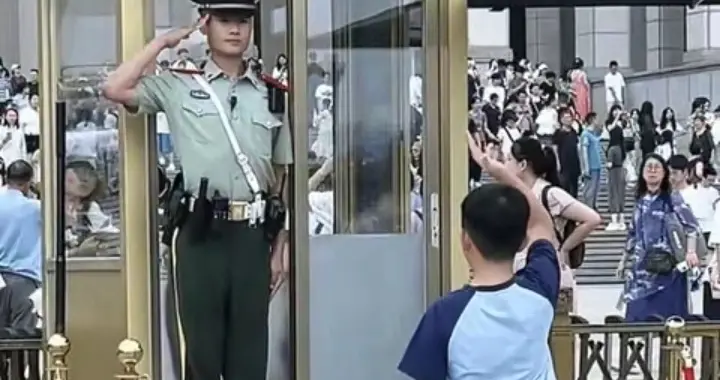 天安门前一幕令人破防！少年向哨兵敬礼，转身潸然泪下