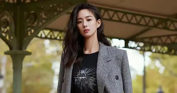 张钧甯，一组好看的裙装丝袜穿搭。