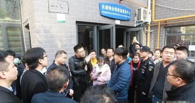 欠费1200万！物业被逼走：电梯停运、垃圾围城，谁为烂摊子买单？