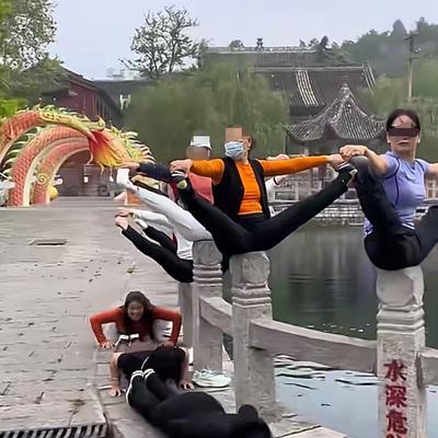 瞳叔捏影儿：护栏当瑜伽垫？百泉景区这波操