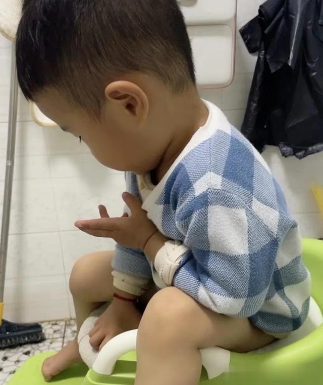 别让“羊屎蛋”便便折磨娃！3种应对方法，轻松恢复顺畅通便