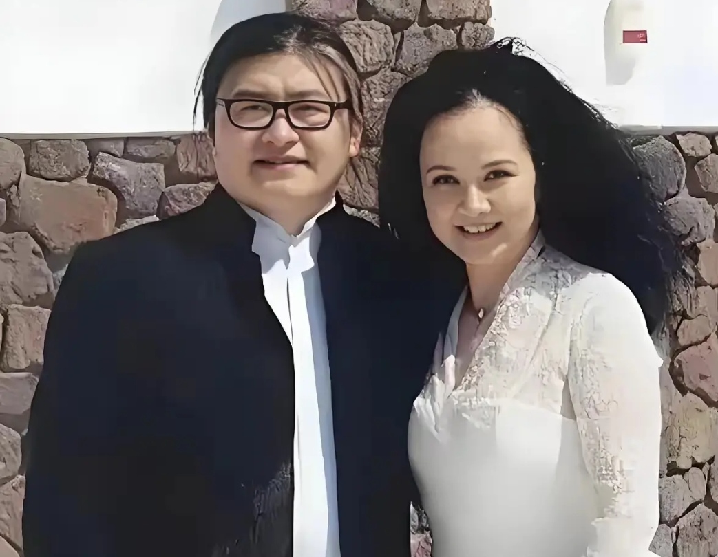 刘欢的婚姻  评论区都在埋怨刘欢的妻子卢璐，刘欢熬夜创作，吃一碗方便面...