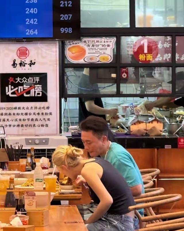 去长沙嗦粉居然偶遇到明星，黄宗泽和TVB小花同桌吃饭，新恋情曝光引得全网热议