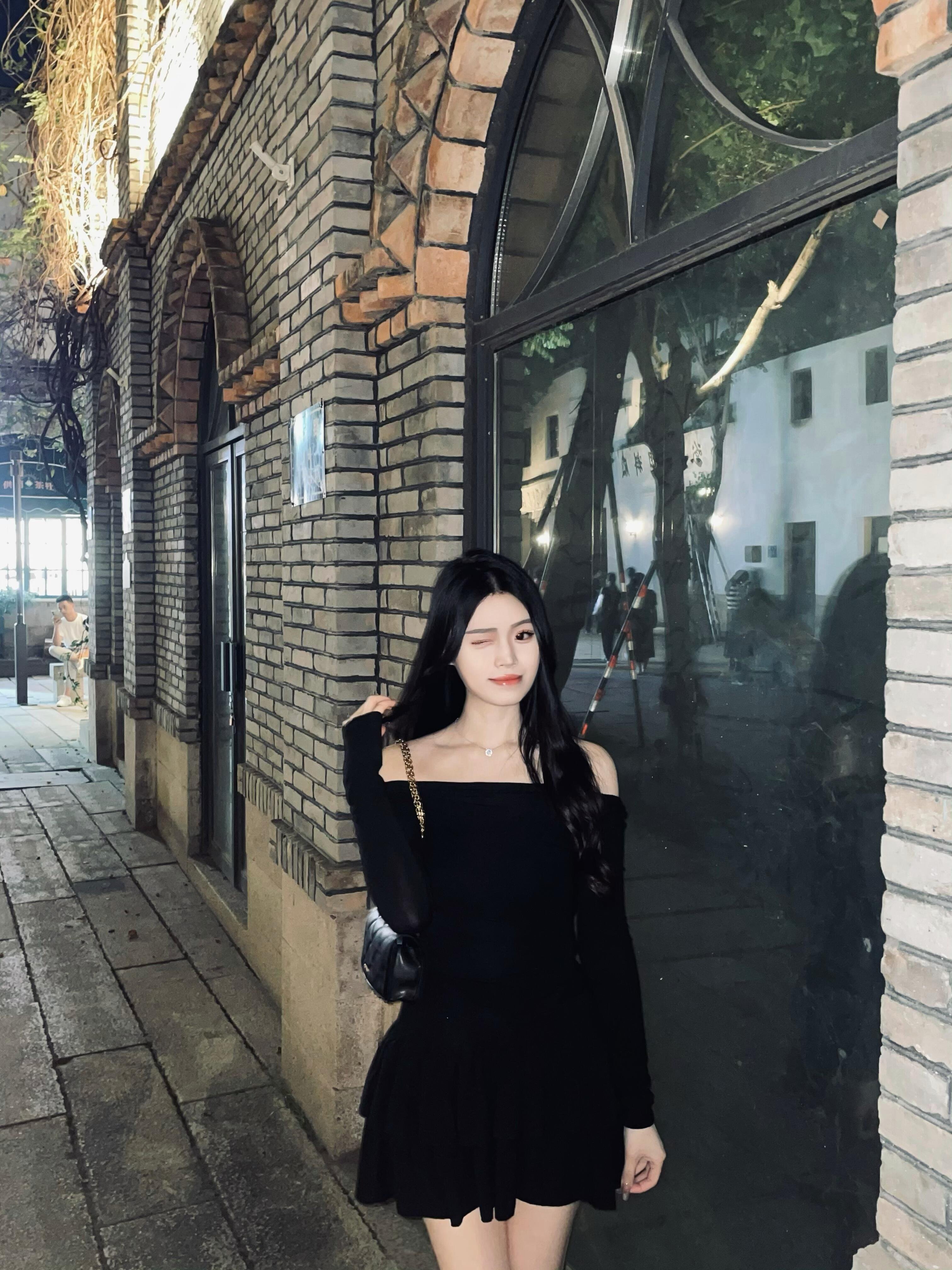 惊啦！这条一字肩黑色短裙真的一秒出片！