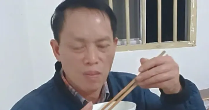 梁志辉妈妈晒儿子照片，知情人透露他的现状，和在养父母家的姓名