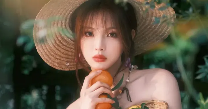 杨超越，草帽碎花裙，感觉能闻到橘子的清香。