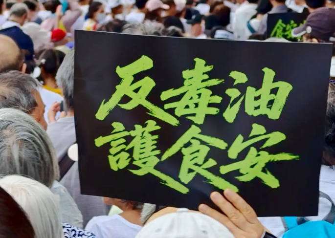 台湾人有骨气！  绝食抗议坚持了154个小时！ 许多家长带着孩子参加。...