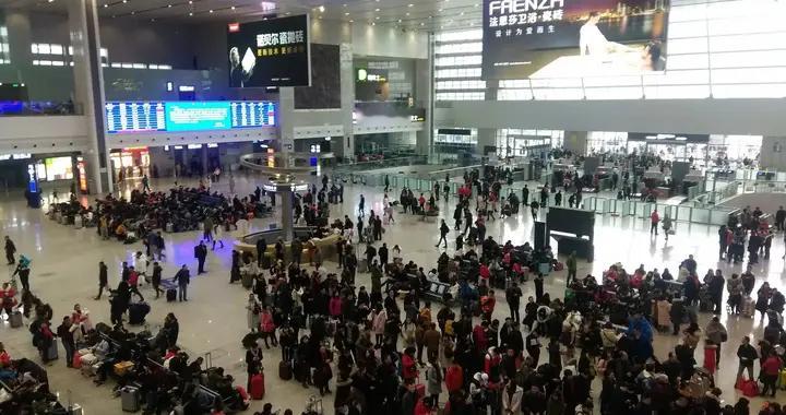 笑不活！抢票一周喜提返乡票，男子却因时间误区，被工作人员劝退