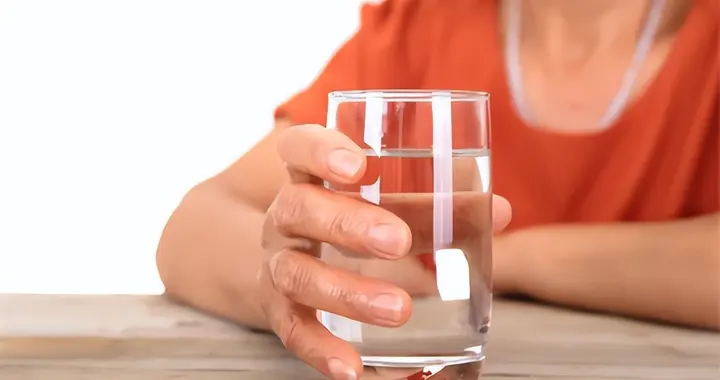 再这样喝水，你的肾就废了！医生再次提醒：3种喝法是在给肾上刑