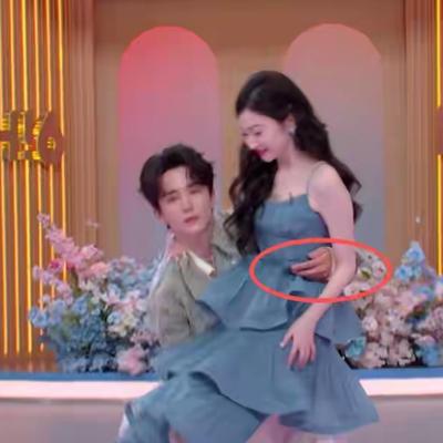 用户远方来：摸景甜胸侧，搂李雪琴胳膊，没