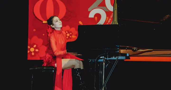 吉娜爱丽丝舞台演出风采，脚踩黑色筒靴真酷，又被嫂子惊艳到了