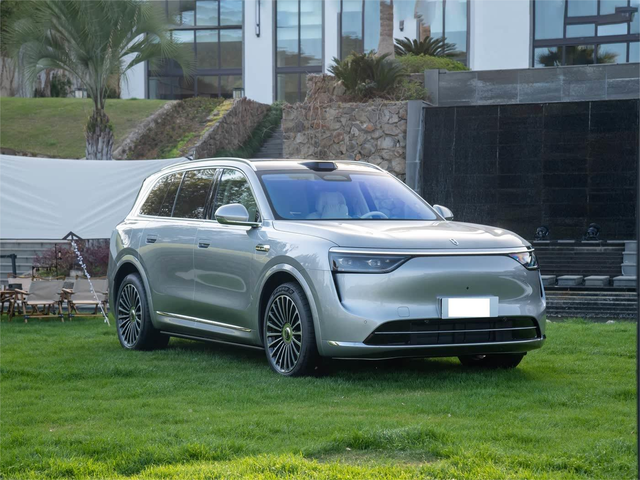 全新问界M8即将上市！车长5米19可选大六座，增程纯电续航超300Km