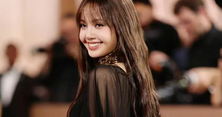 Lisa金球奖红毯造型惊艳全球，神秘冷艳 空灵贵气被赞：黑纱女神！