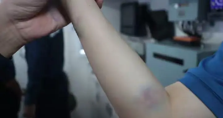铁证实拍曝光！仁爱礁菲方持棍桨暴力袭扰，中方海警执勤人员受伤