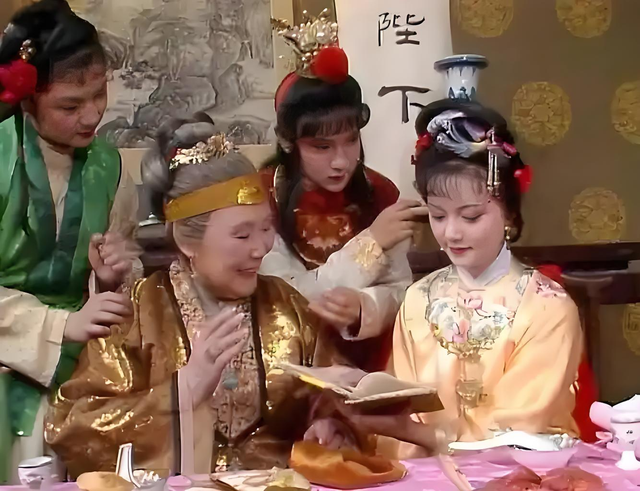 薛宝钗为何点鲁智深醉闹五台山这出戏？挖苦贾母小瞧人，收服宝玉