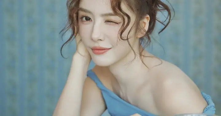 蔡文静蓝调茶歇美到窒息，慵懒卷发搭配明亮蓝上衣美得不要不要的