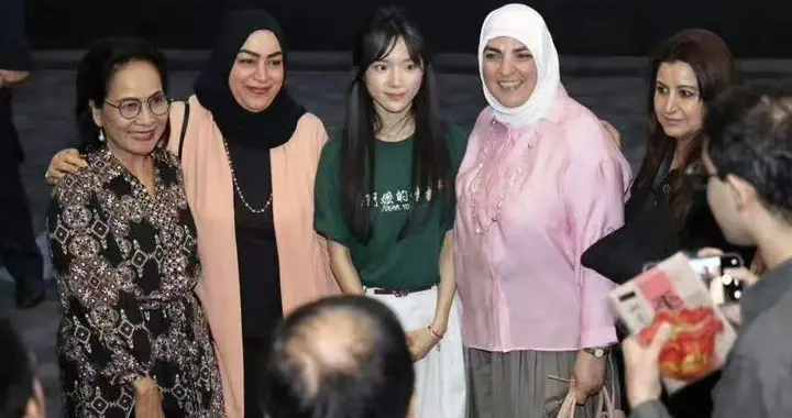 多国使节夫人抢着合影李思潼《阿嬷》火到外交部 多少大片脸挂不住