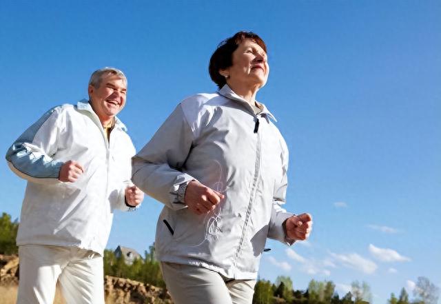 研究发现步数和死亡率的关系，上了年纪别和步数较劲，看完涨知识