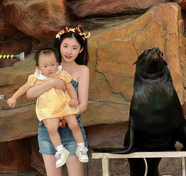 黄一鸣曝和王思聪相识过程，初次见面送她50万包，直呼王健林大名