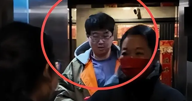 倪萍带27岁儿子虎子公开亮相，身高197cm带着眼镜，身形微胖憨厚