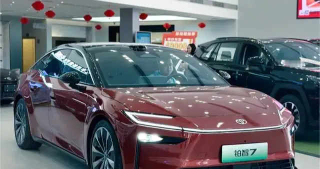 丰田卷疯了，14.78万起丨铂智7：空悬+鸿蒙+华为电驱，家用优选